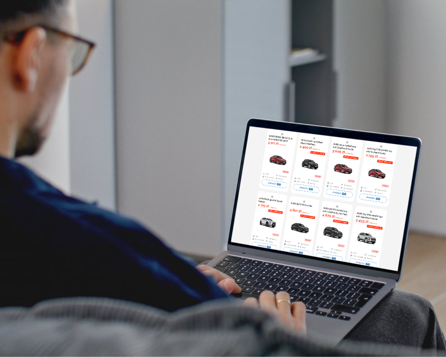 Oferty samochodów GO-auto na ekranie laptopa